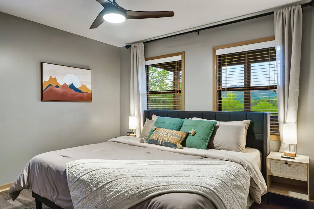 A king bedroom in the cabin with mountain views through the windows